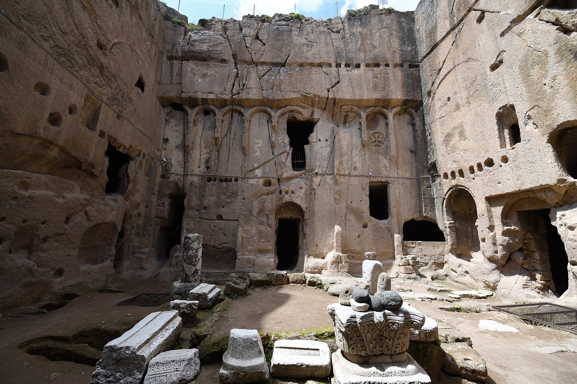 Gümüşler Manastırı Avlusu